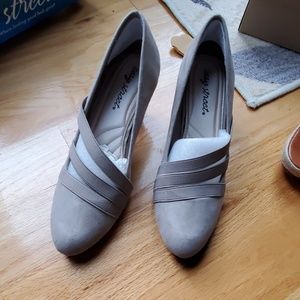 Easy Street Gray Suede Pumps